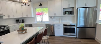 9BR Theater Room Retreat: Dock Slip in cove, Sleeps 30! EV charger!