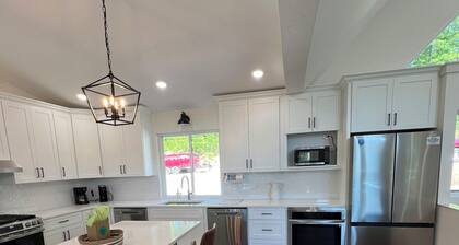 9BR Theater Room Retreat: Dock Slip in cove, Sleeps 30! EV charger!