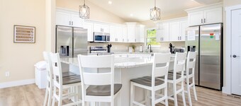 9BR Theater Room Retreat: Dock Slip, Sleeps 30! Car charger! JUST LISTED!