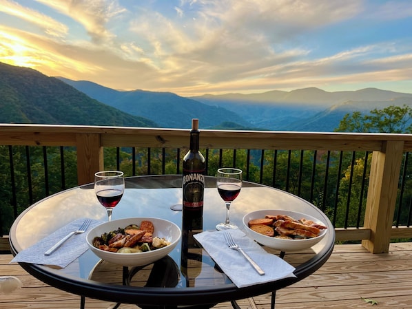 Outdoor dining - Peaceful and private sanctuary with incredible 180 degree views in Maggie Valley (Maggie Valley)