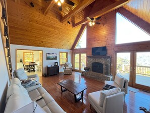 Smart TV, fireplace, books, computer monitors - Peaceful and private sanctuary with incredible 180 degree views in Maggie Valley (Maggie Valley)