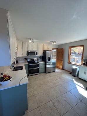 Fridge, microwave, oven, stovetop - Peaceful and private sanctuary with incredible 180 degree views in Maggie Valley (Maggie Valley)