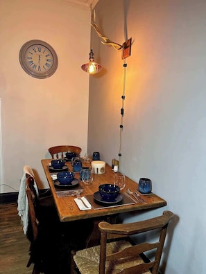 Dining - The Bolt Hole-Ground Floor Apartment (Stratford Upon Avon)