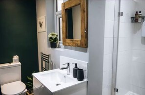 Shower, hair dryer - The Bolt Hole-Ground Floor Apartment (Stratford Upon Avon)