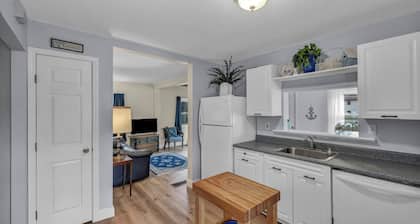 Perfect Blissful 3 Bedroom Retreat Near Lake Erie, Spire, Wine Country, & Trails