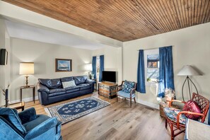 TV - Perfect Blissful 3 Bedroom Retreat Near Lake Erie, Spire, Wine Country, & Trails (Madison)