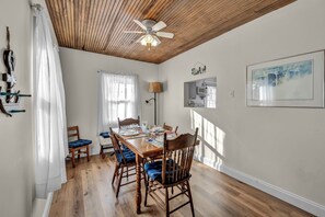 Dining - Perfect Blissful 3 Bedroom Retreat Near Lake Erie, Spire, Wine Country, & Trails (Madison)