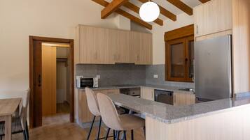 Geladeira, micro-ondas, fogão, lava-louças