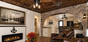 Smart TV, fireplace - Historic Family Escape Near Downtown, Romantic + Pet-Friendly (Wilmington)