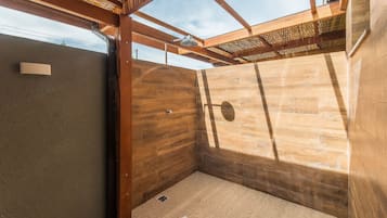 Une salle de bain moderne avec des murs en bois et une lucarne.