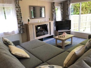 TV, fireplace - Hoburne Devon Bay Woodland Glade 5 (Paignton)