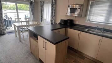 Lemari es, microwave, oven, dan kompor