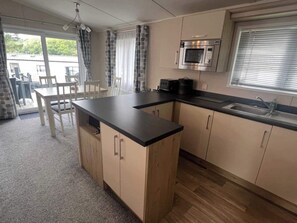 Fridge, microwave, oven, stovetop - Hoburne Devon Bay Woodland Glade 5 (Paignton)