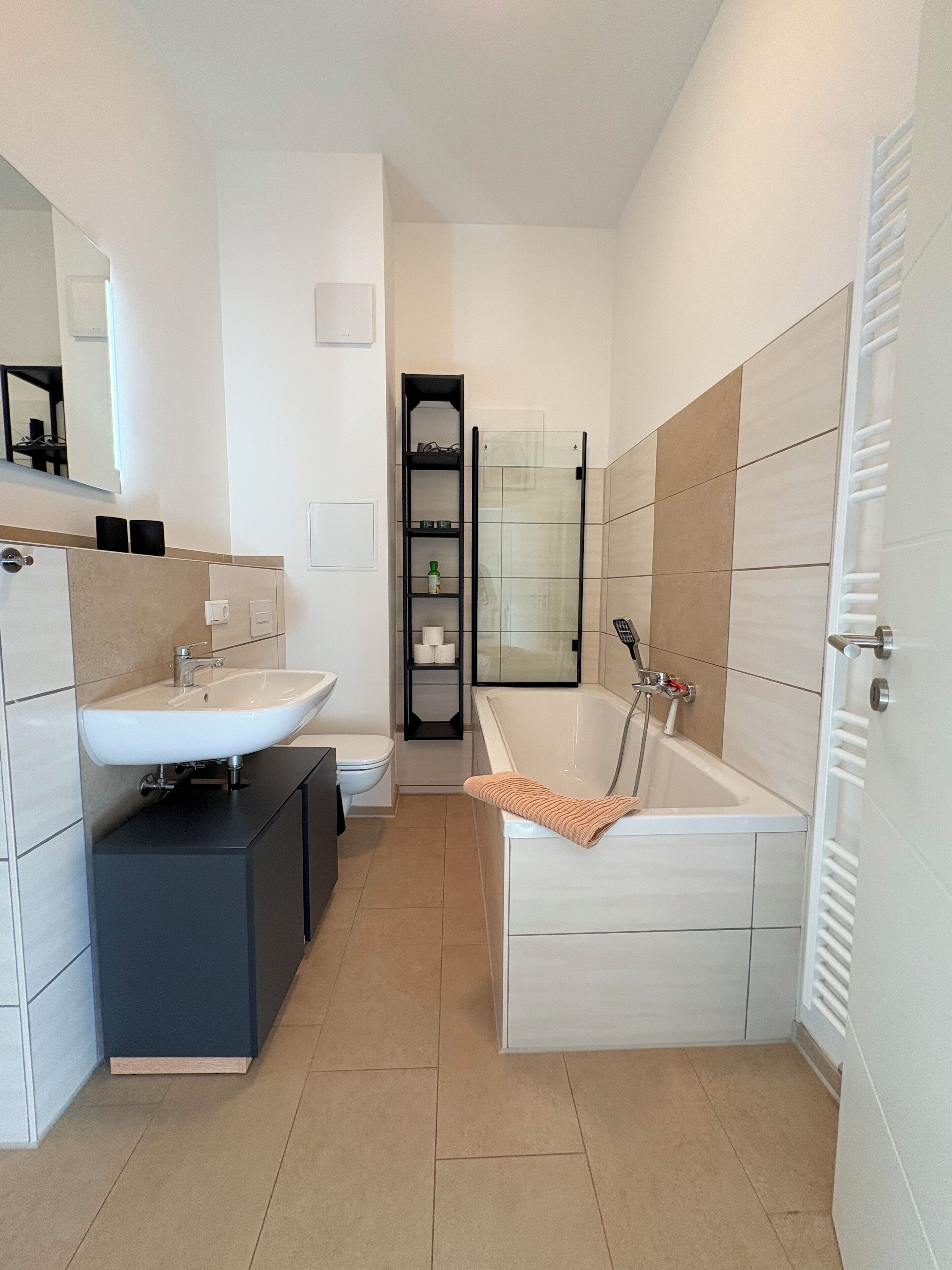 Een haardroger, handdoeken, zeep, toiletpapier