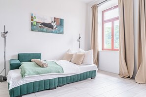 3 bedrooms, iron/ironing board, WiFi (free), bed sheets