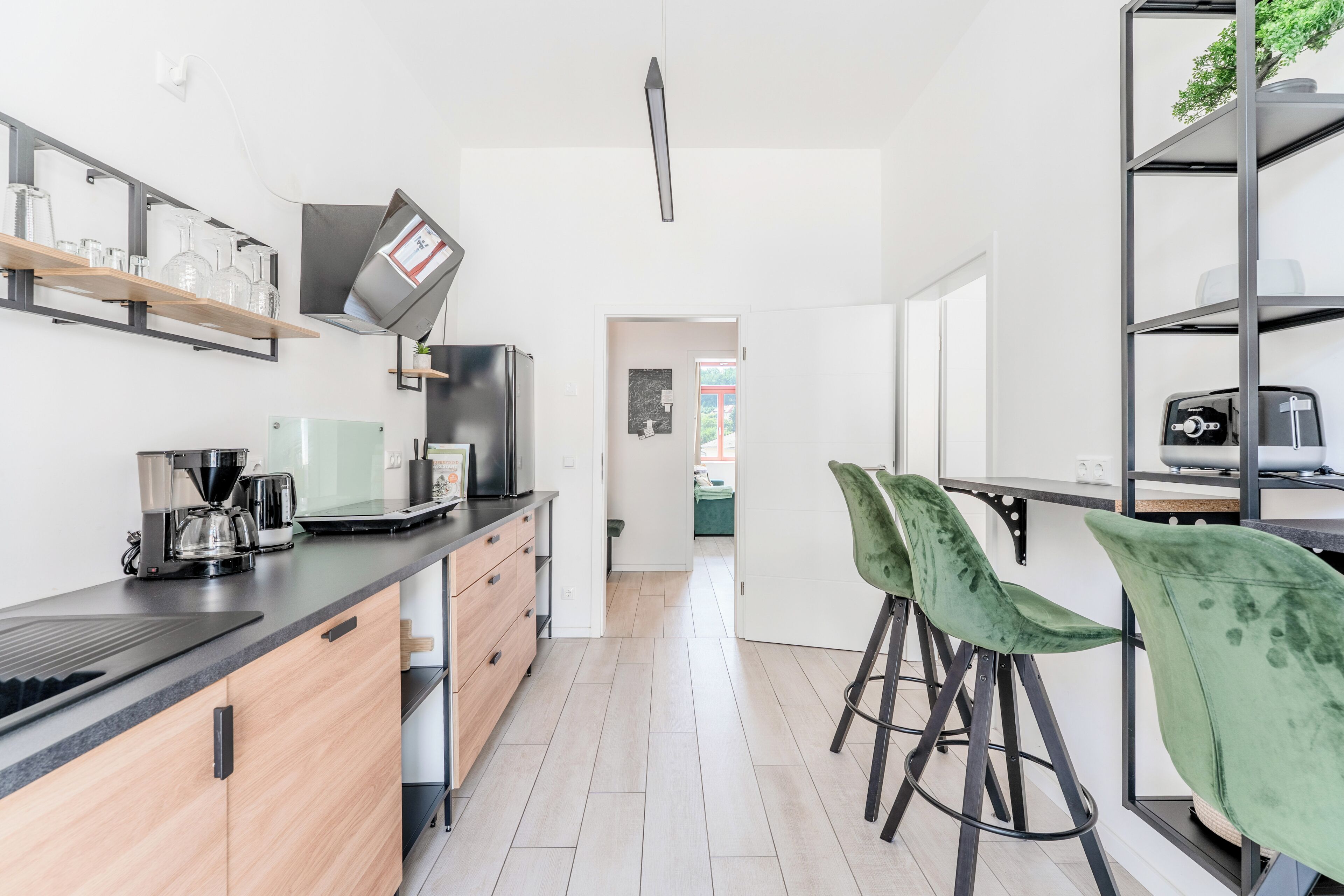 Wasserkocher mit Kaffee-/Teezubehör, Kühlschrank, Mikrowelle, Ofen