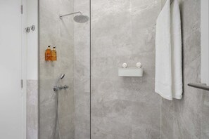 Shower, hair dryer, towels - Stylish Studio Walk to LX Factory & Belem (Lisbon)