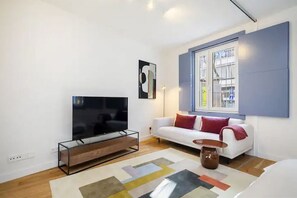 Een televisie en een kantoor