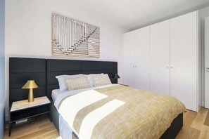 Iron/ironing board, travel cot, WiFi, bed sheets - Stylish Alcântara Apartment Walk to LX Factory (Lisboa)