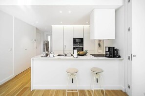 Kjøleskap, mikrobølgeovn, ovn og kokeplater