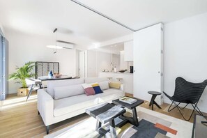 TV, offices - Stylish Alcântara Apartment Walk to LX Factory (Lisboa)