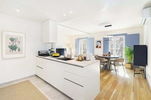 Dining - Stylish Alcântara Apartment Walk to LX Factory (Lisboa)
