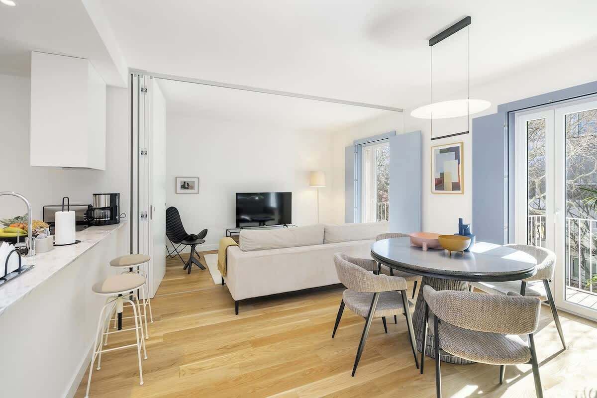 Eine moderne Wohnung mit Küche, Essbereich und Wohnzimmer.