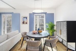 Dining - Stylish Alcântara Apartment Walk to LX Factory (Lisboa)