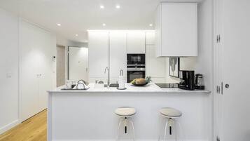 Kjøleskap, mikrobølgeovn, ovn og kokeplater