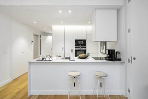 Geladeira, micro-ondas, fogão, cooktop