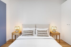 Ferros/tábuas de passar roupa, berço de viagem, Wi-Fi, roupa de cama