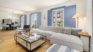 TV, offices - Stylish Apartment w/ River View & Terrace (Lisbon)