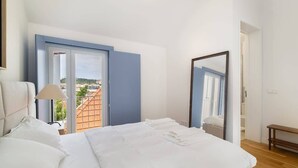 Desk, iron/ironing board, travel crib, WiFi - Stylish Apartment w/ River View & Terrace (Lisbon)