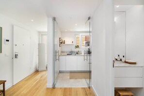 Jääkaappi, mikroaaltouuni, uuni, liesi