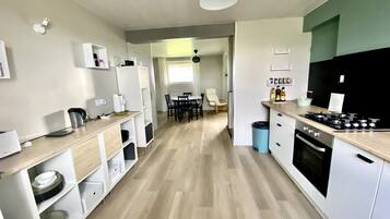 Een koelkast, een microgolfoven, een oven, een kookplaat