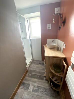 Dusche, Haartrockner, Handtücher