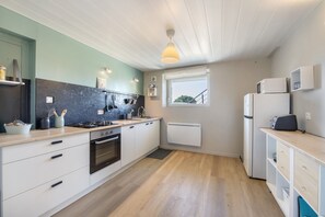 Fridge, microwave, oven, stovetop - Apartment Near the Sea: Ty Hent Ar Mor (Kerlouan)