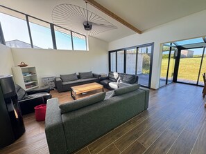 Una televisión, una chimenea