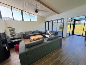 TV, fireplace - Spacious House 300 Meters from the Sea: Ty Ormel (Kerlouan)