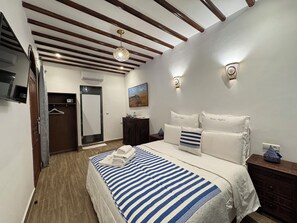 Standard Double Room | Egyptian cotton sheets, premium bedding, individually decorated - Riad Safia (Rabat)