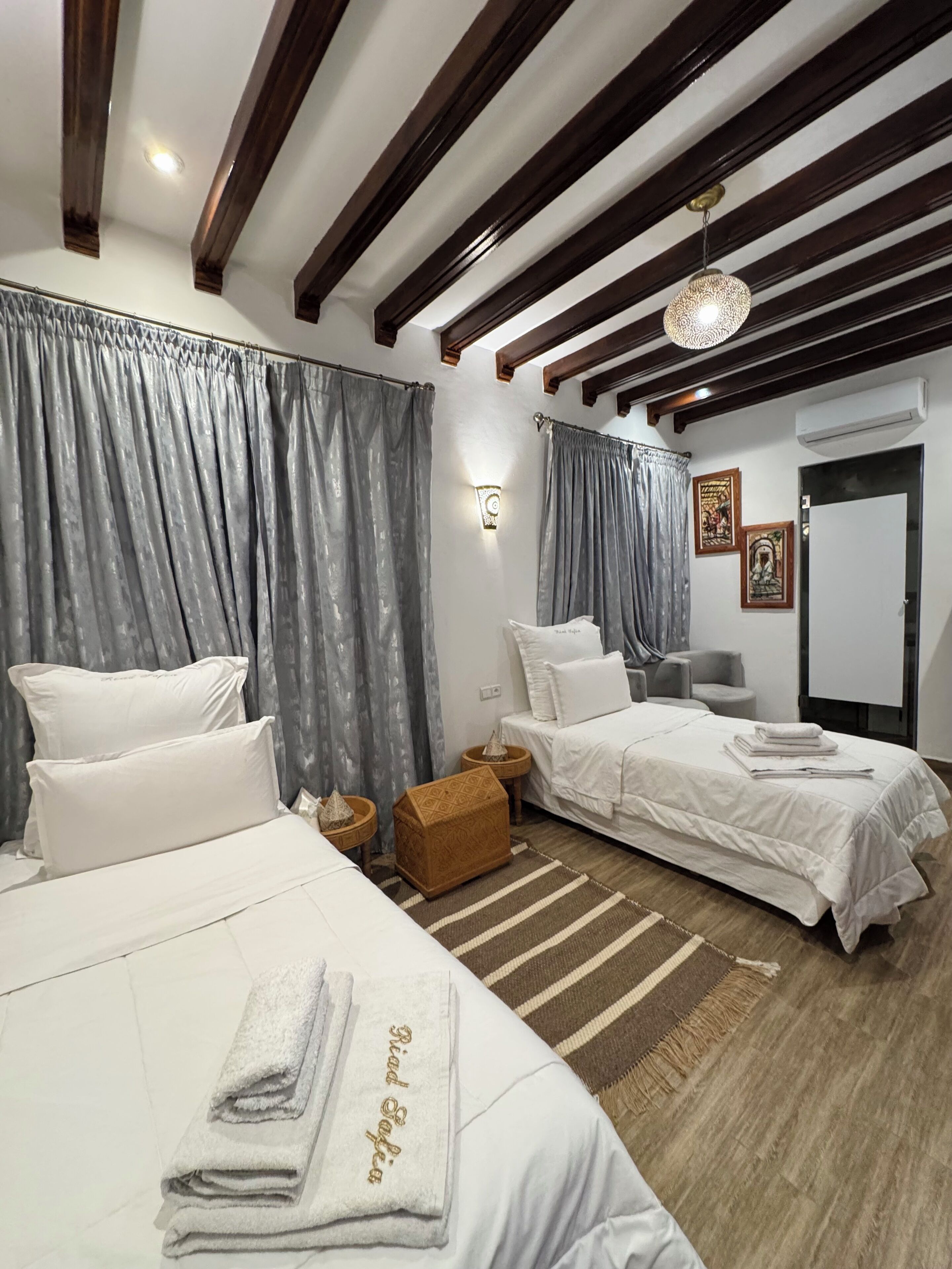 Kamar Twin Standar | Seprai katun Mesir, seprai premium, dan didekorasi berbeda-beda