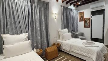 Kamar Twin Standar | Seprai katun Mesir, seprai premium, dan didekorasi berbeda-beda