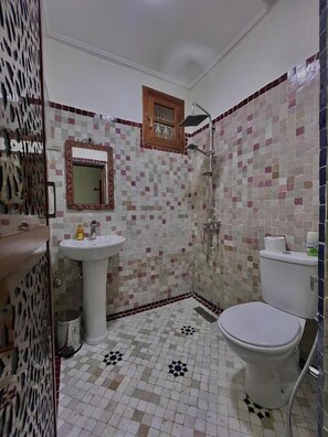 Standard Double Room, Ground Floor | Bathroom | Free toiletries, soap, shampoo, toilet paper - Riad Safia (Rabat)