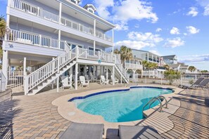 A heated pool - Salt Water Taffy Oceanfront w/pool (North Myrtle Beach)