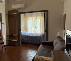 9 bedrooms, iron/ironing board, WiFi, bed sheets - Vacation apartments by the sea for families (Diano Marina)