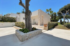 Exterior - Holiday Home 'Villa Traimari' with Sea View, Wi-Fi and Air Conditioning (Trani)
