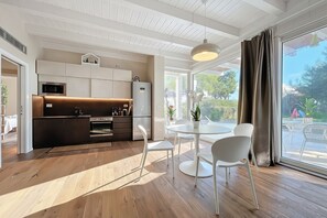 Dining - Holiday Home 'Villa Traimari' with Sea View, Wi-Fi and Air Conditioning (Trani)