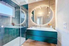 Shower, hair dryer, towels - Holiday Home 'Villa Traimari' with Sea View, Wi-Fi and Air Conditioning (Trani)