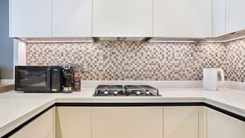 Coffee/tea maker, fridge, microwave, oven