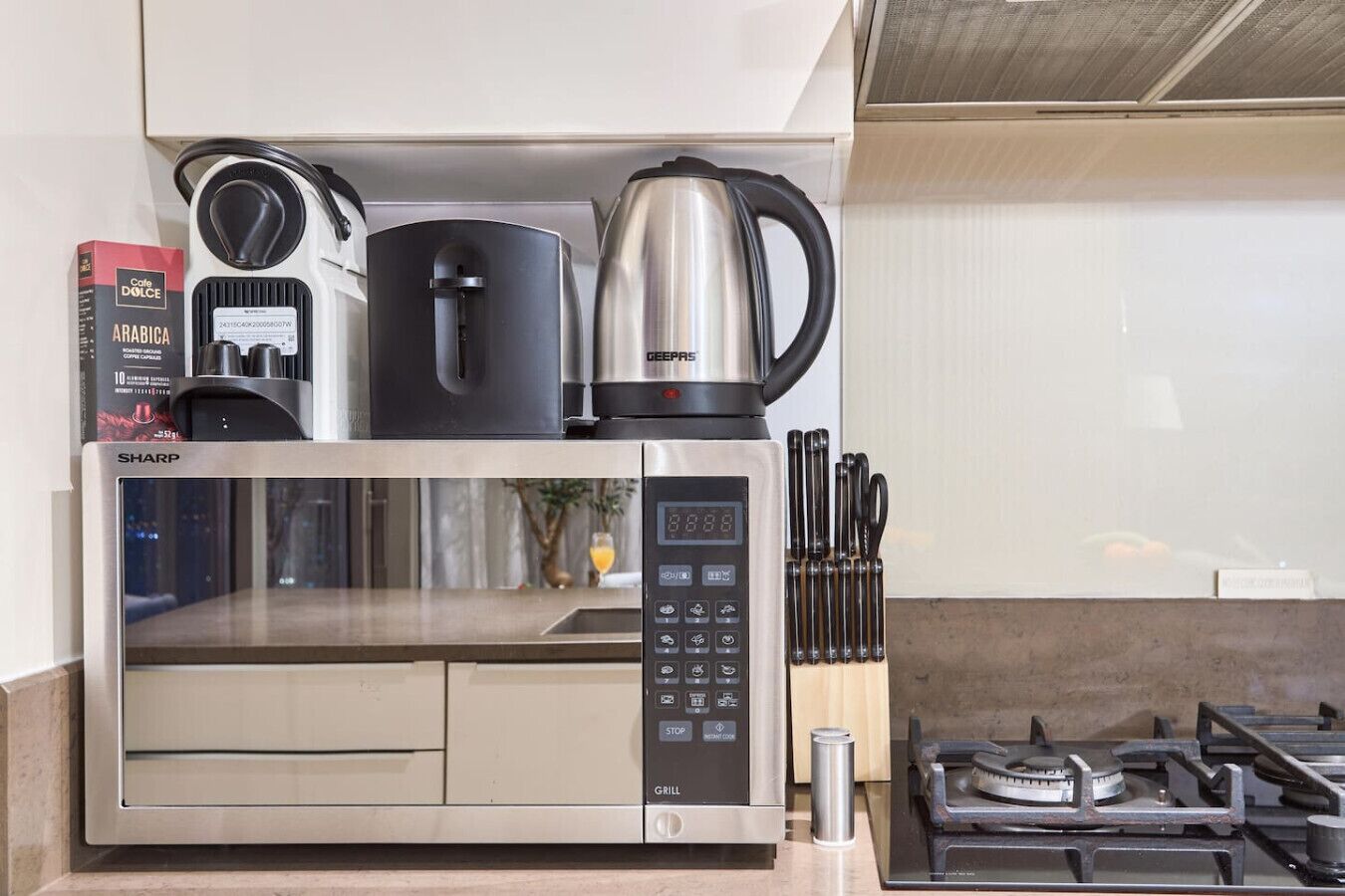 Wasserkocher mit Kaffee-/Teezubehör, Kühlschrank, Mikrowelle, Ofen